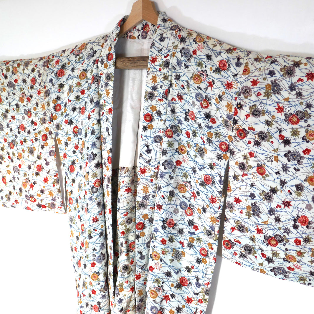 Haori vintage en soie blanche avec motifs colorés de chrysanthèmes 菊 et feuilles d’érable 紅葉, vue en diagonale