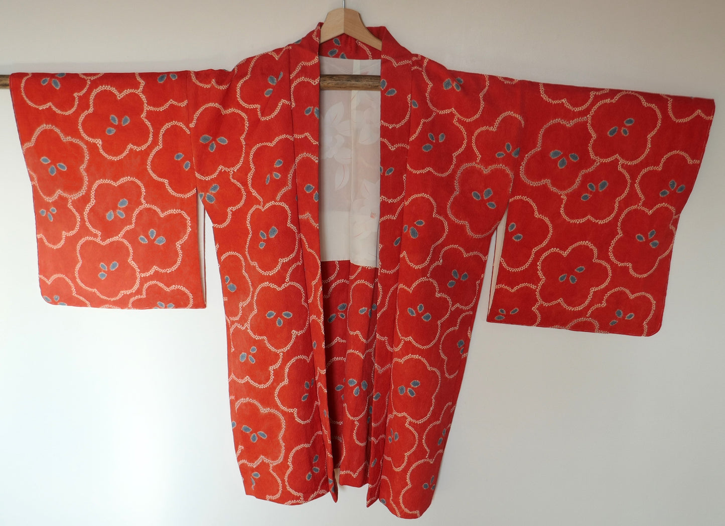 Haori vintage japonais en soie crêpée orange, motif ume, vu de face.