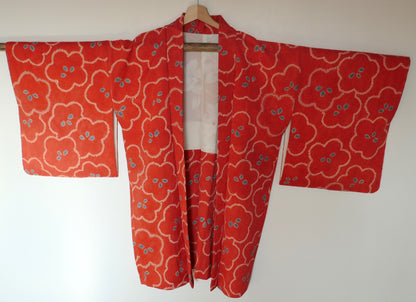 Haori vintage japonais en soie crêpée orange, motif ume, vu de face.