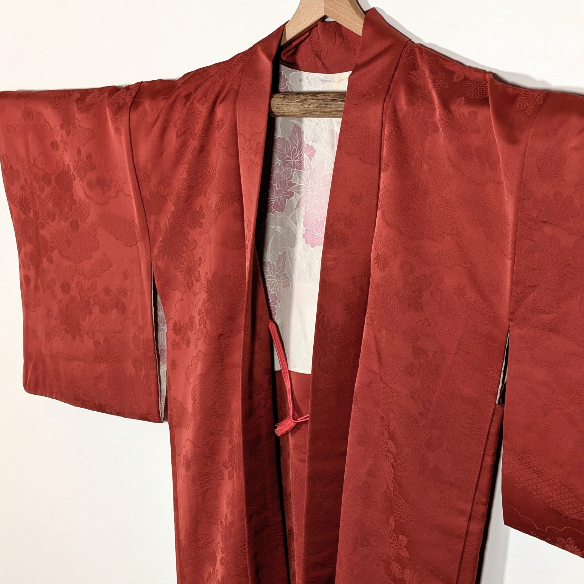 Détail du col d’un haori japonais vintage en soie habutae avec doublure florale japonaise rose et blanche