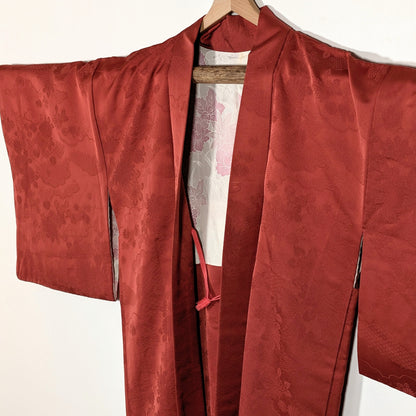 Détail du col d’un haori japonais vintage en soie habutae avec doublure florale japonaise rose et blanche