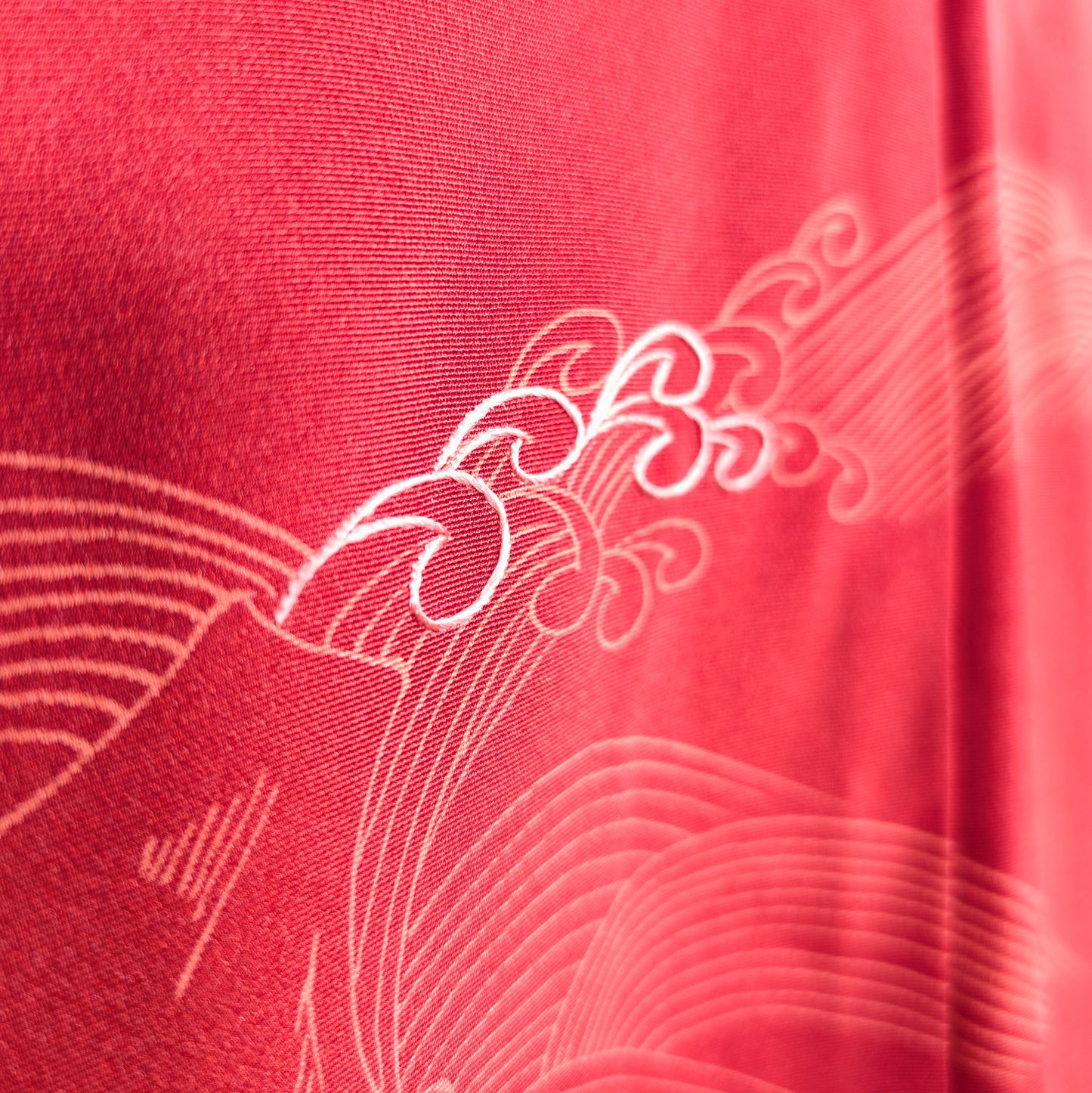 Détail de haori vintage en soie habutae vermillon avec motif de vagues japonaises nami