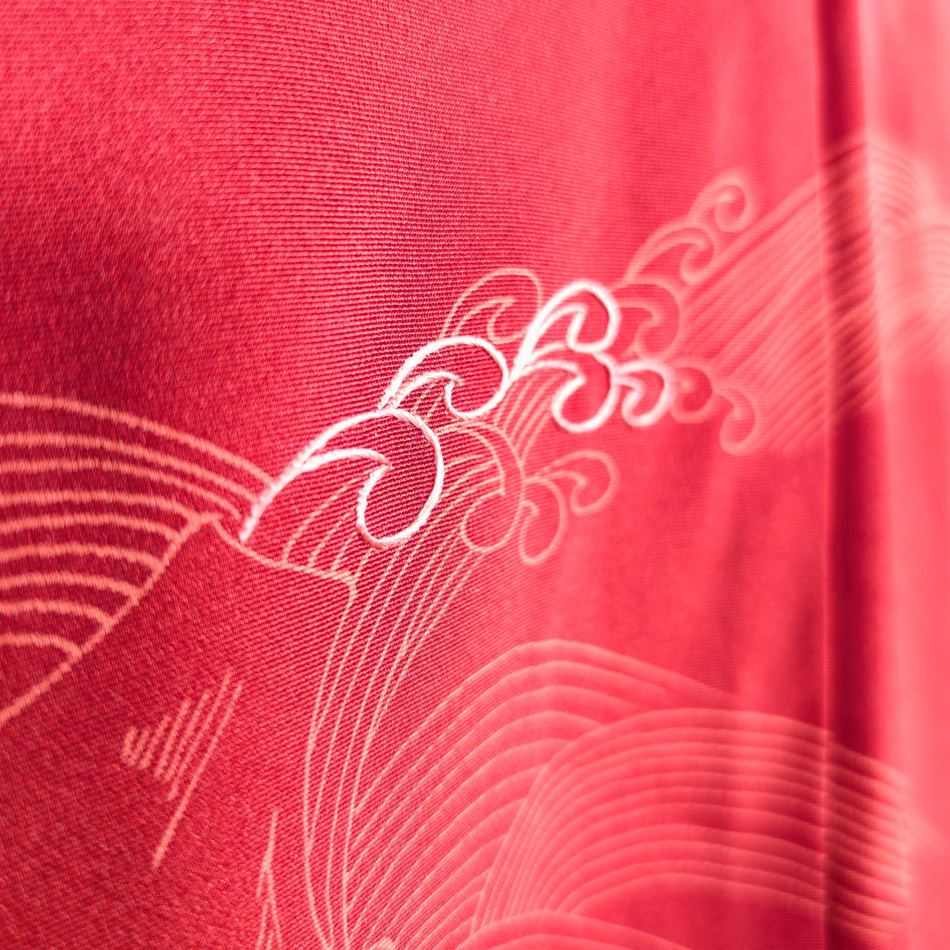 Détail de haori vintage en soie habutae vermillon avec motif de vagues japonaises nami