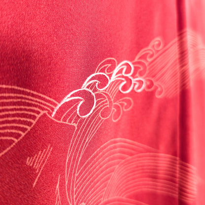 Détail de haori vintage en soie habutae vermillon avec motif de vagues japonaises nami