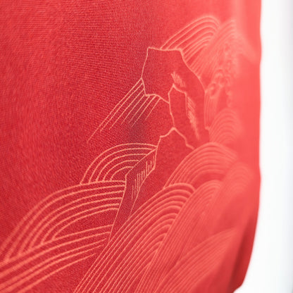 Détail de haori vintage en soie habutae vermillon montrant le tissage fin et un motif de vagues japonaises