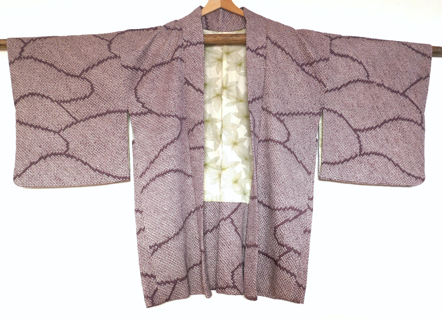 Vue de face d’un haori japonais vintage ouvert, soie lavande à motifs shibori kumo, coupe kimono traditionnelle