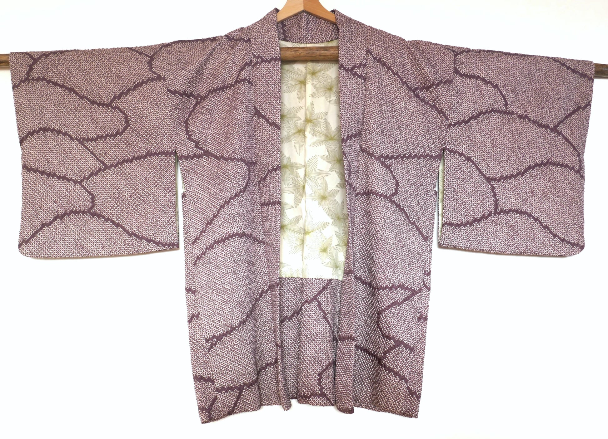 Vue de face d’un haori japonais vintage ouvert, soie lavande à motifs shibori kumo, coupe kimono traditionnelle