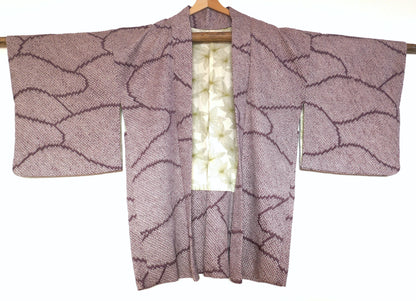 Vue de face d’un haori japonais vintage ouvert, soie lavande à motifs shibori kumo, coupe kimono traditionnelle