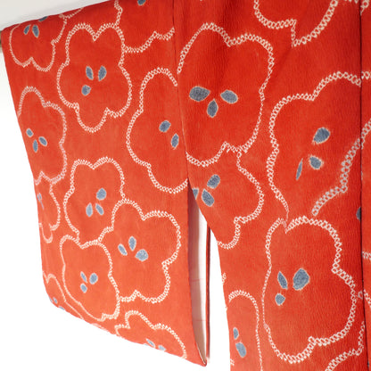 Détail de la manche droite du haori en soie orange, motif fleur de prunier stylisé.