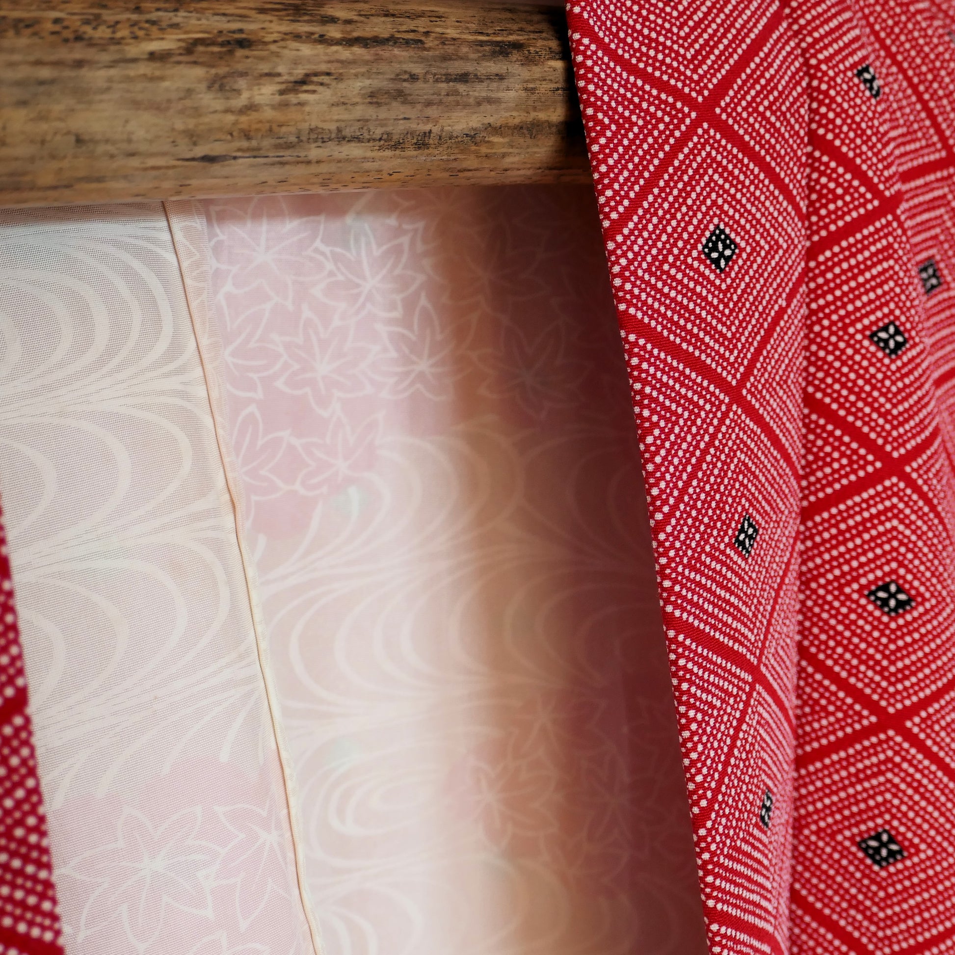 Zoom sur la doublure intérieure du haori vintage, avec motifs de feuilles d’érable et vagues stylisées en soie ivoire.