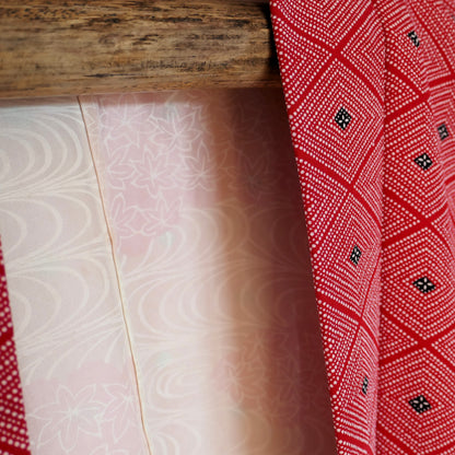 Zoom sur la doublure intérieure du haori vintage, avec motifs de feuilles d’érable et vagues stylisées en soie ivoire.