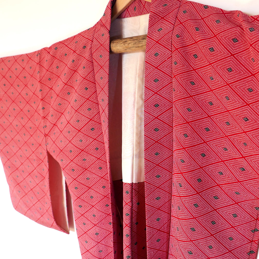 Vue rapprochée du haori vintage rouge à motif losange 菱, mettant en valeur le col, les manches et les détails du tissu