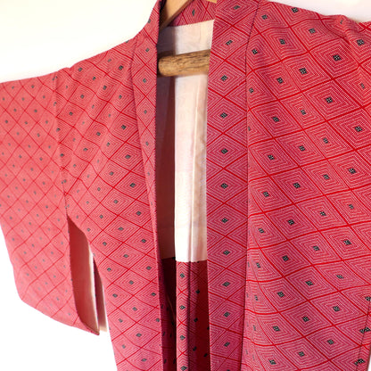 Vue rapprochée du haori vintage rouge à motif losange 菱, mettant en valeur le col, les manches et les détails du tissu
