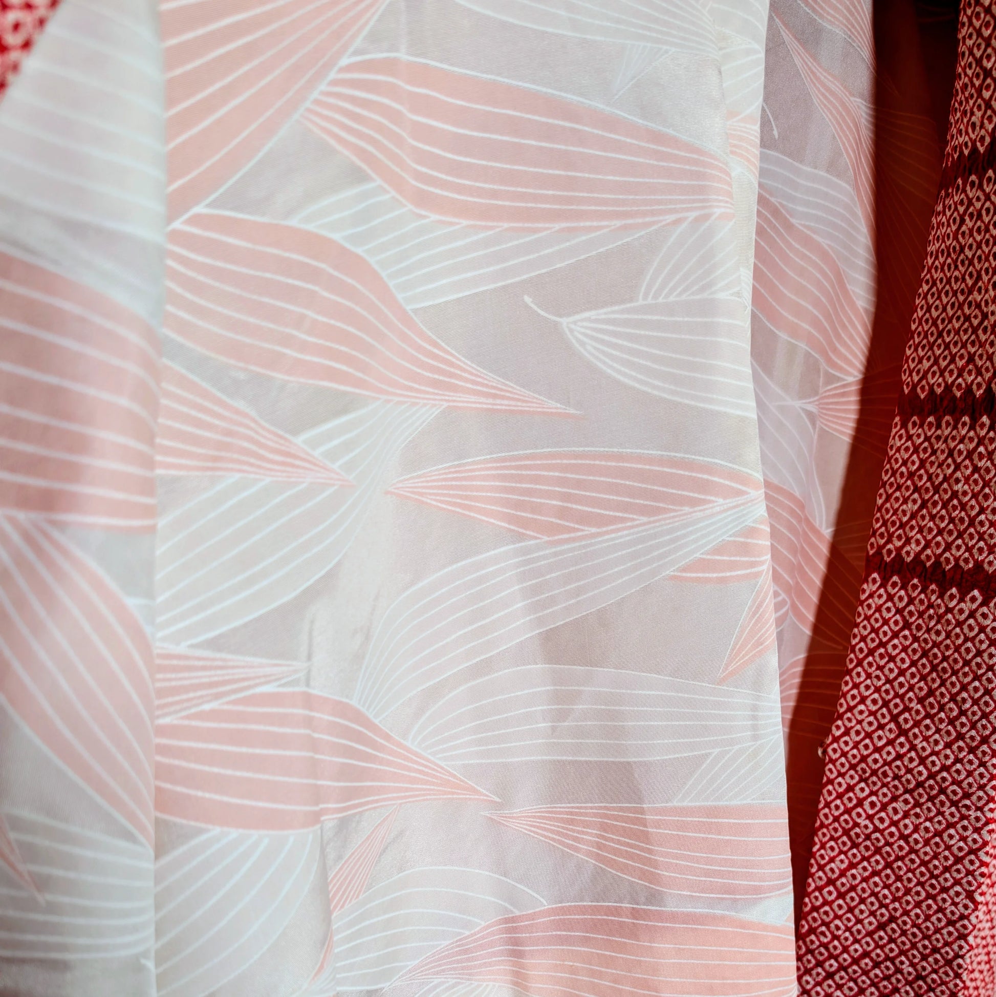 Doublure intérieure d’un haori japonais vintage en soie, motifs de feuillages traditionnels japonais, époque Showa