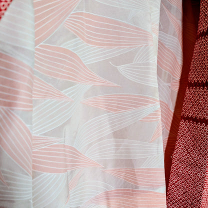 Doublure intérieure d’un haori japonais vintage en soie, motifs de feuillages traditionnels japonais, époque Showa