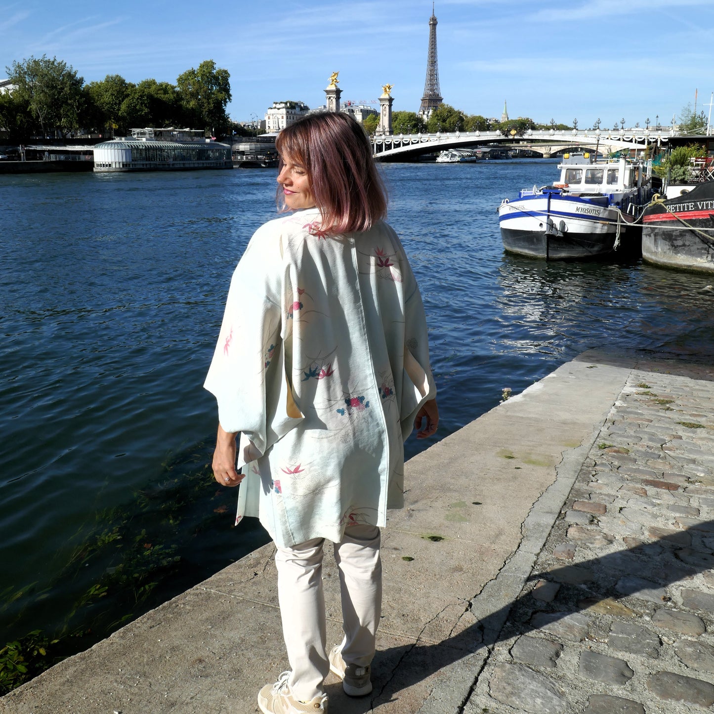 Mikan portant un haori vintage japonais en soie, veste kimono traditionnelle motif floral, vue arrière et profil, photo à Paris