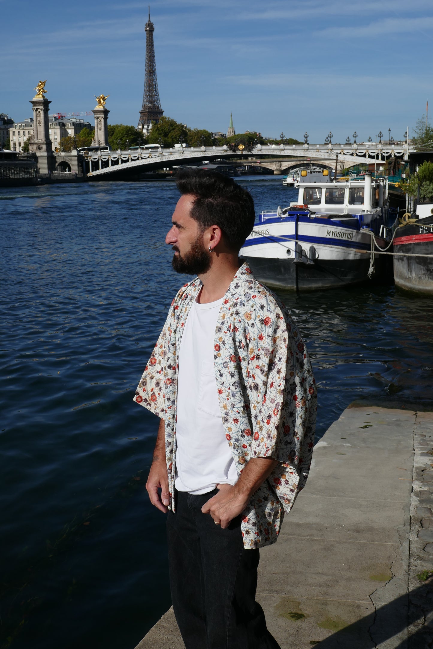 Toma portant un haori vintage japonais en soie, veste kimono traditionnelle motif 菊 (kiku) et 紅葉 (momiji), en bord de Seine à Paris.