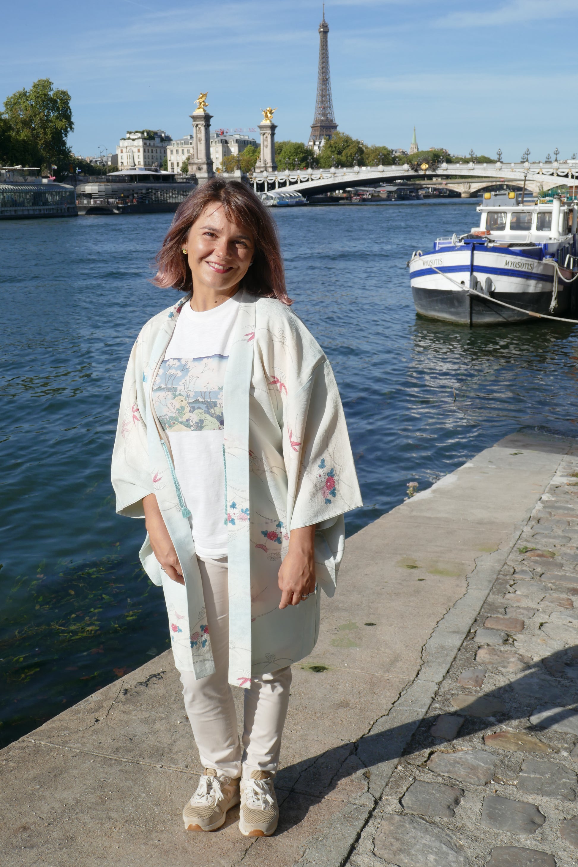 Mikan portant un haori vintage en soie, veste kimono traditionnelle japonaise aux motifs floraux et bambous, au bord de la Seine à Paris.