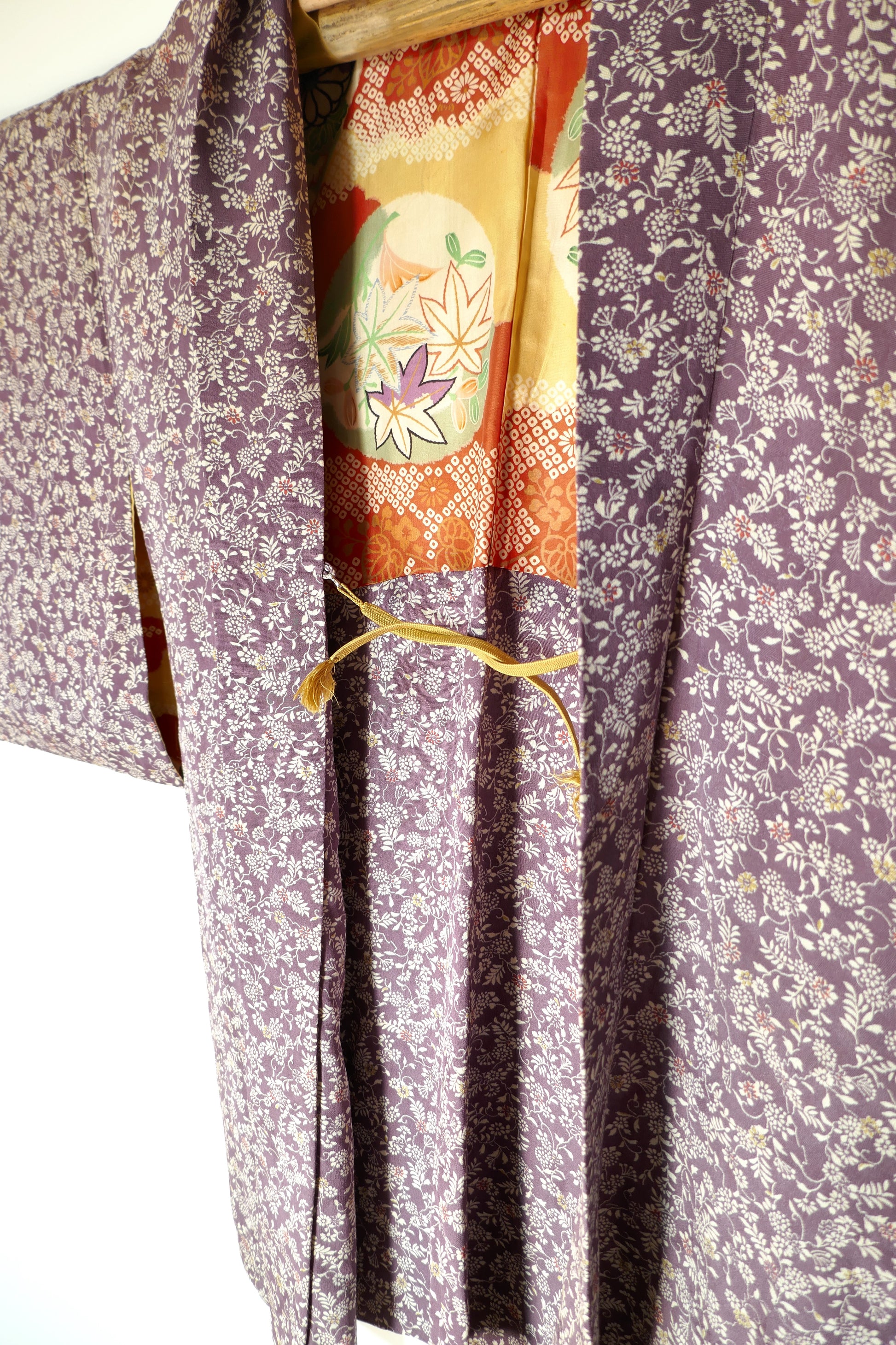 vue de trois quarts avec haori himo et motifs de la doublure du haori vintage japonais : feuilles de momiji, fleurs et graphismes colorés
