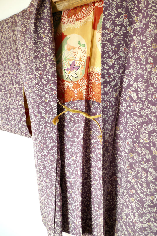 vue de trois quarts avec haori himo et motifs de la doublure du haori vintage japonais : feuilles de momiji, fleurs et graphismes colorés
