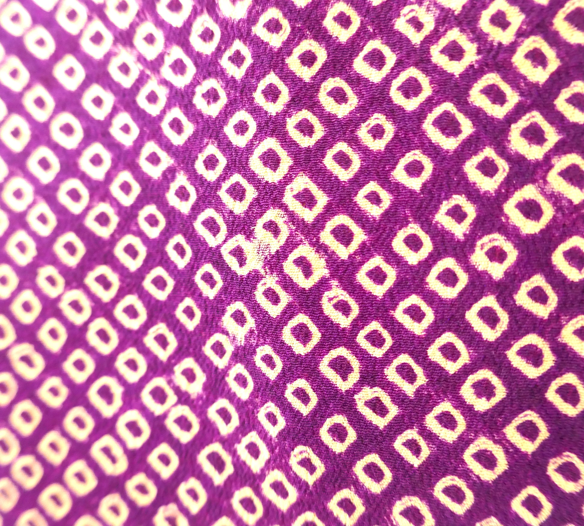 Gros plan sur un défaut de teinture shibori sur un haori violet vintage japonais.
