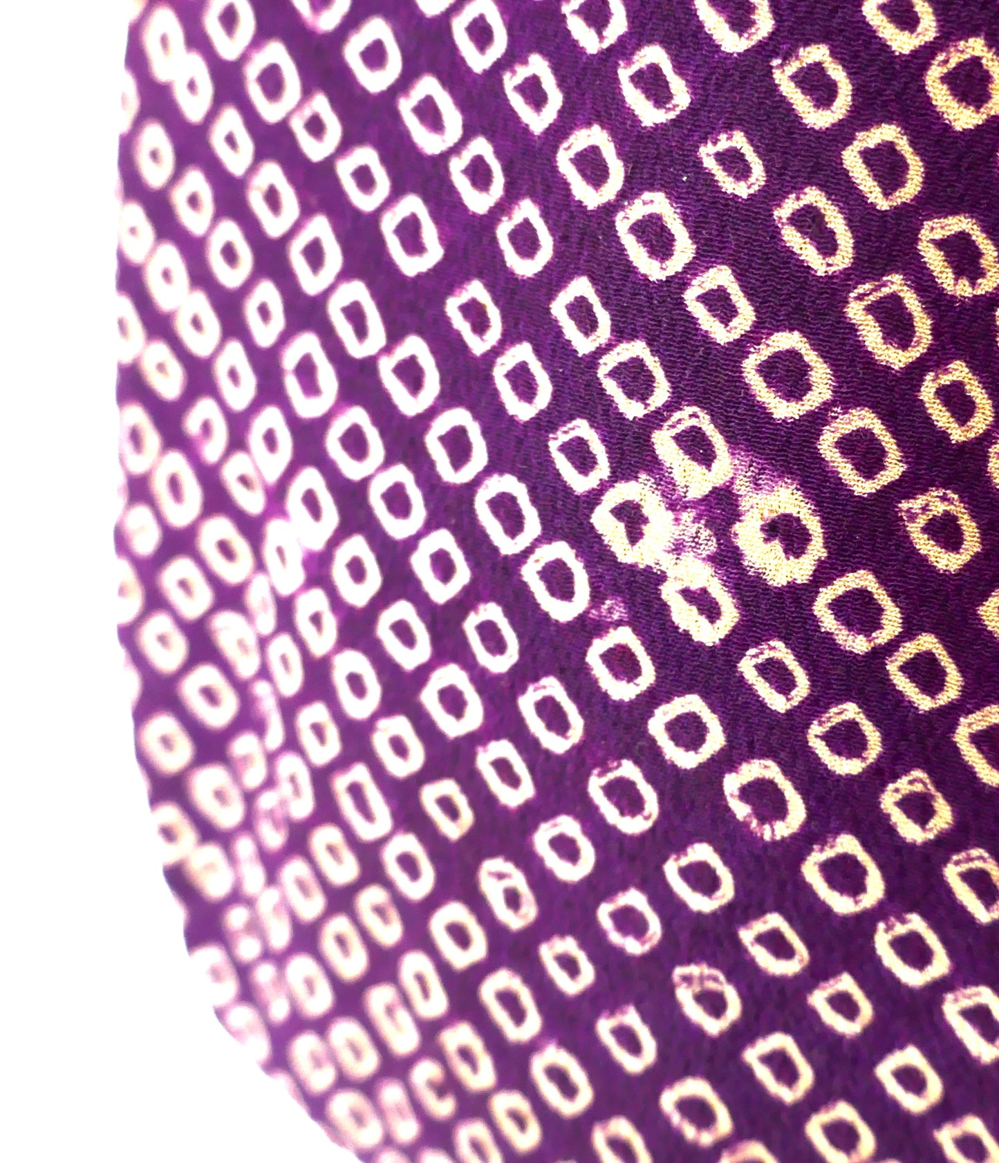 Détail d’un motif shibori irrégulier sur un haori vintage japonais violet.