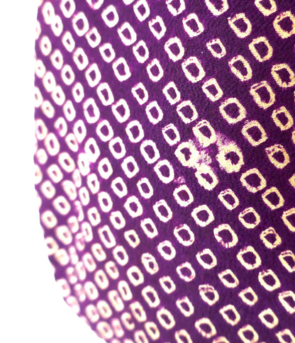 Détail d’un motif shibori irrégulier sur un haori vintage japonais violet.