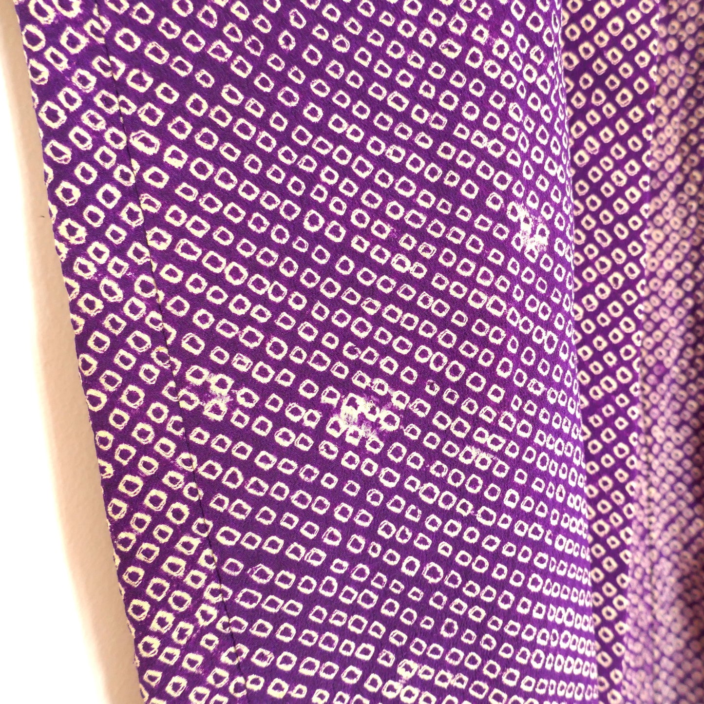 Détail du motif shibori violet sur un haori vintage japonais en soie.