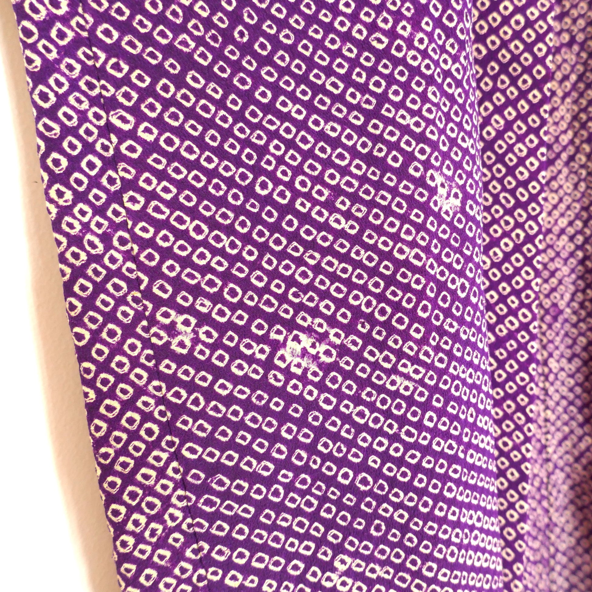 Détail du motif shibori violet sur un haori vintage japonais en soie.