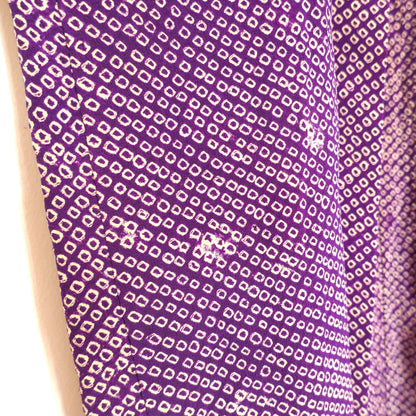 Détail du motif shibori violet sur un haori vintage japonais en soie.