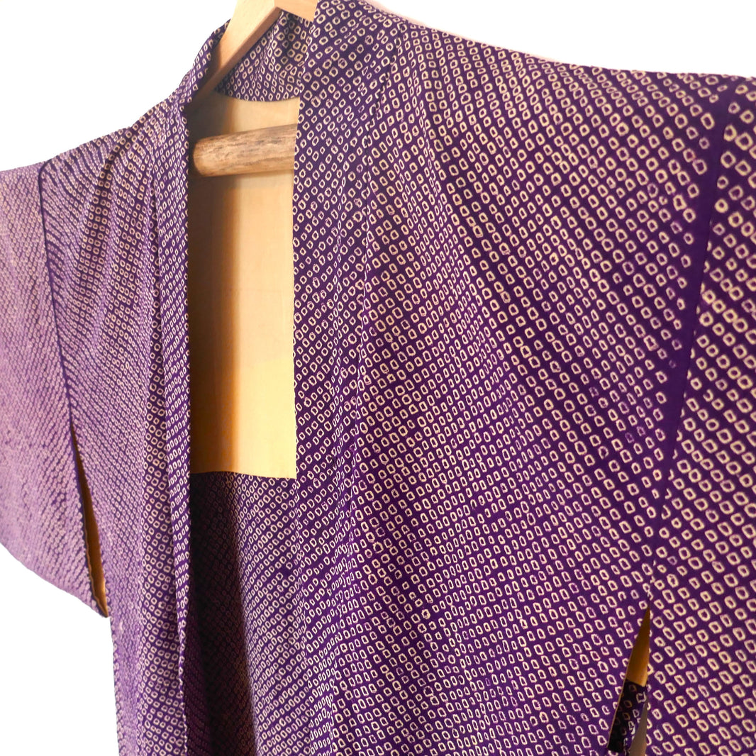Zoom sur la partie avant droite du haori vintage en shibori violet avec doublure claire.