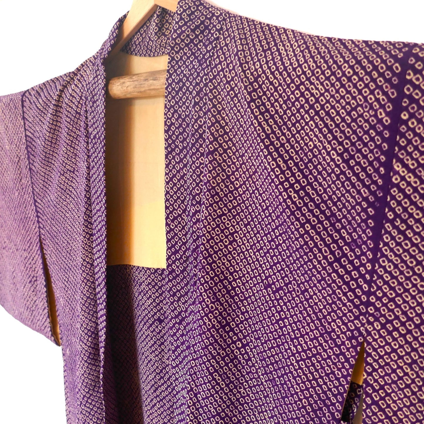 Zoom sur la partie avant droite du haori vintage en shibori violet avec doublure claire.