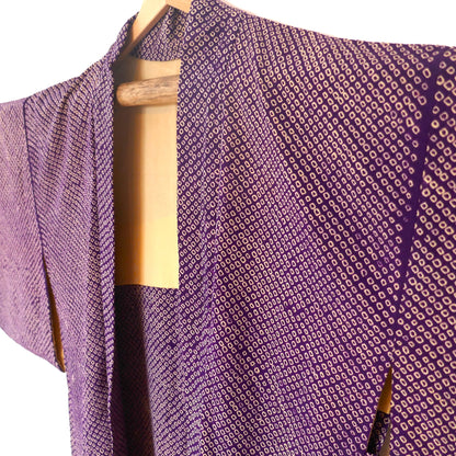 Zoom sur la partie avant droite du haori vintage en shibori violet avec doublure claire.