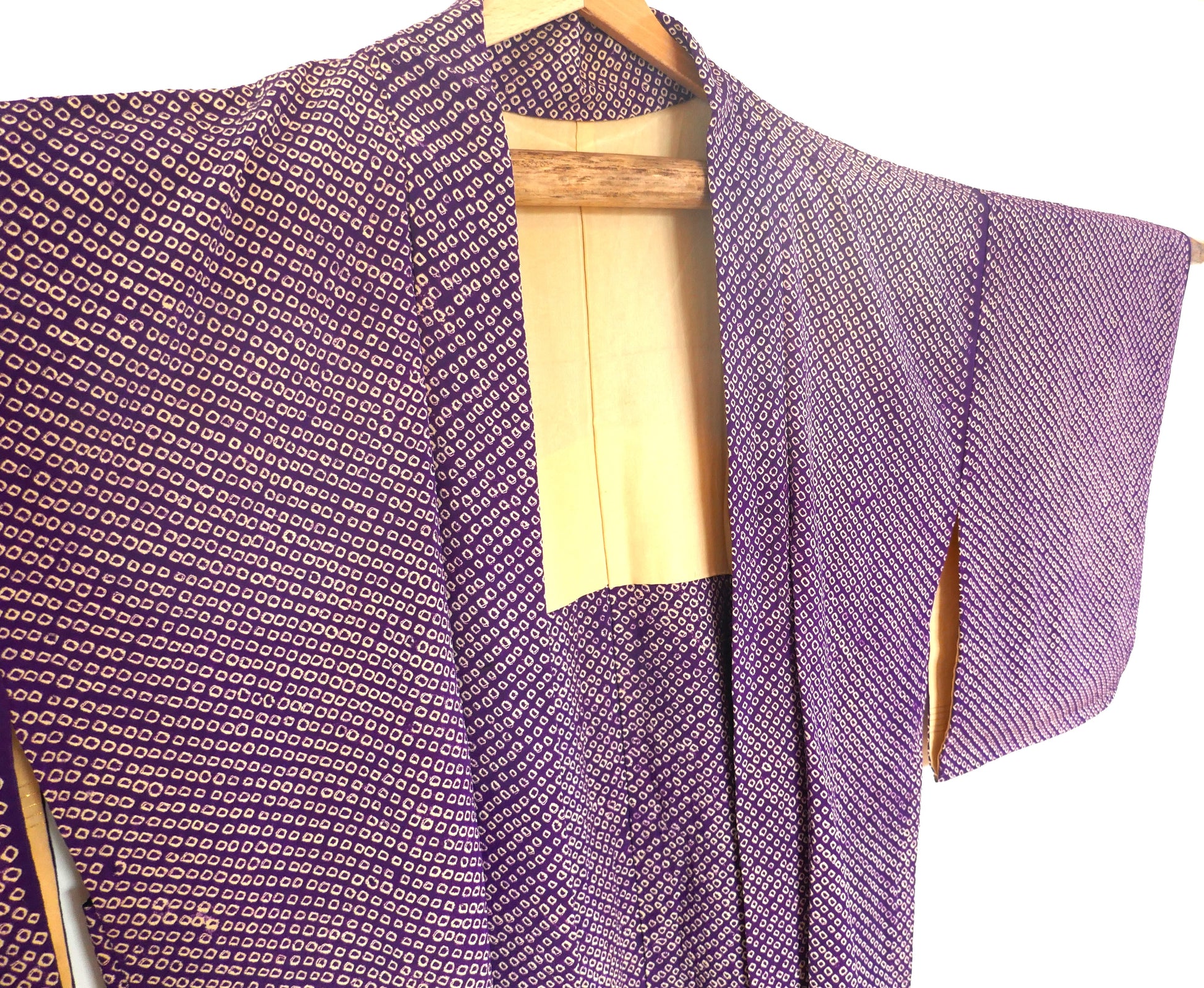 Gros plan sur l’avant gauche d’un haori vintage en shibori violet, montrant le col et l’intérieur beige.