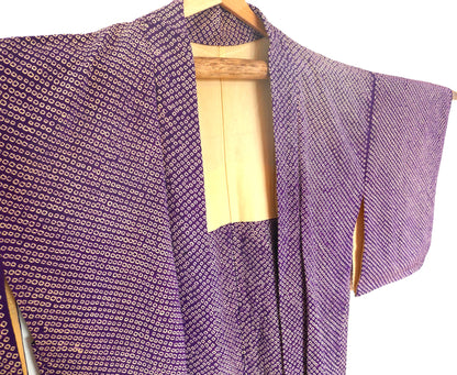 Gros plan sur l’avant gauche d’un haori vintage en shibori violet, montrant le col et l’intérieur beige.