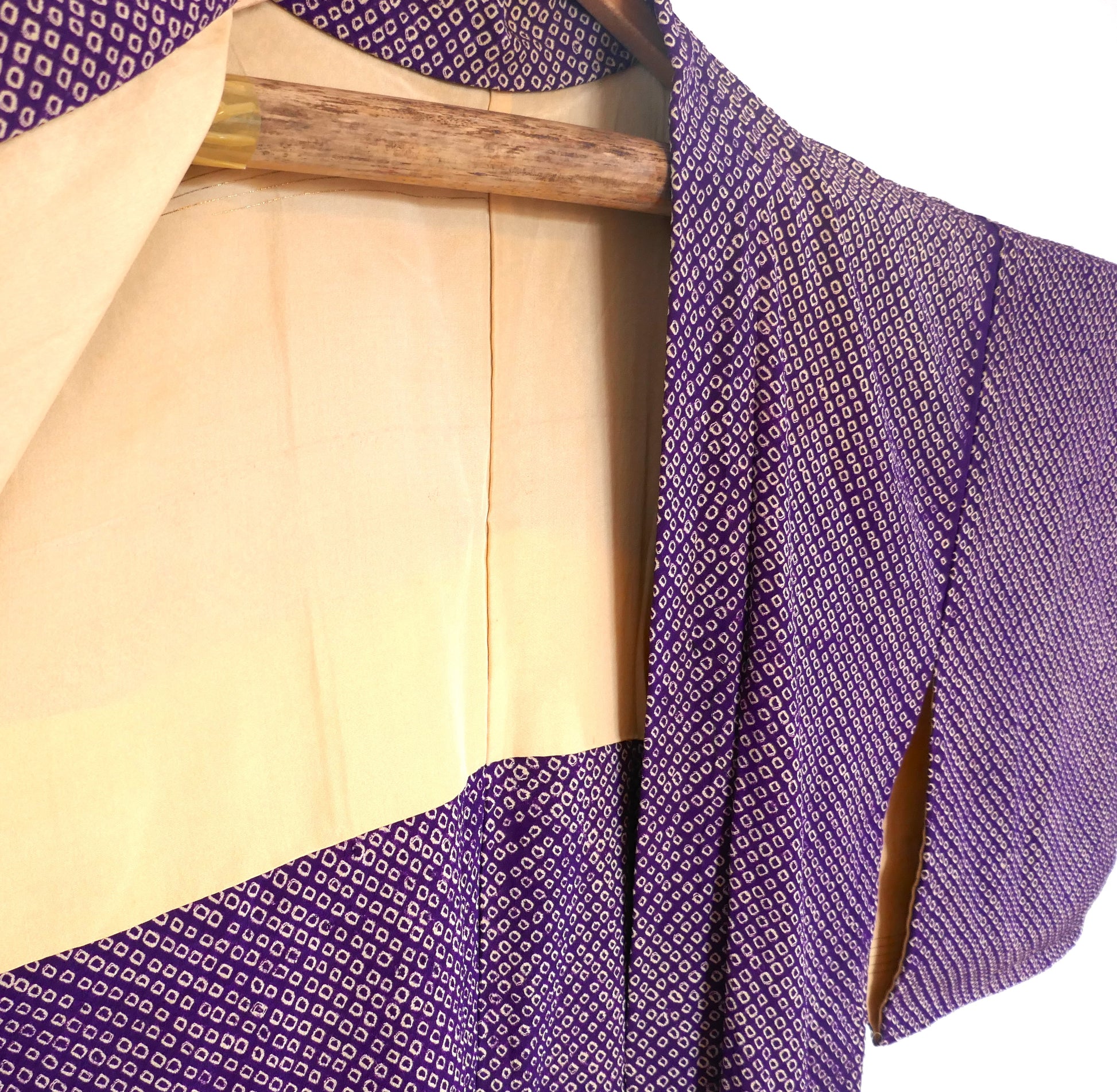 Gros plan sur la doublure beige et le col intérieur d’un haori vintage en shibori violet.