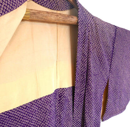 Gros plan sur la doublure beige et le col intérieur d’un haori vintage en shibori violet.