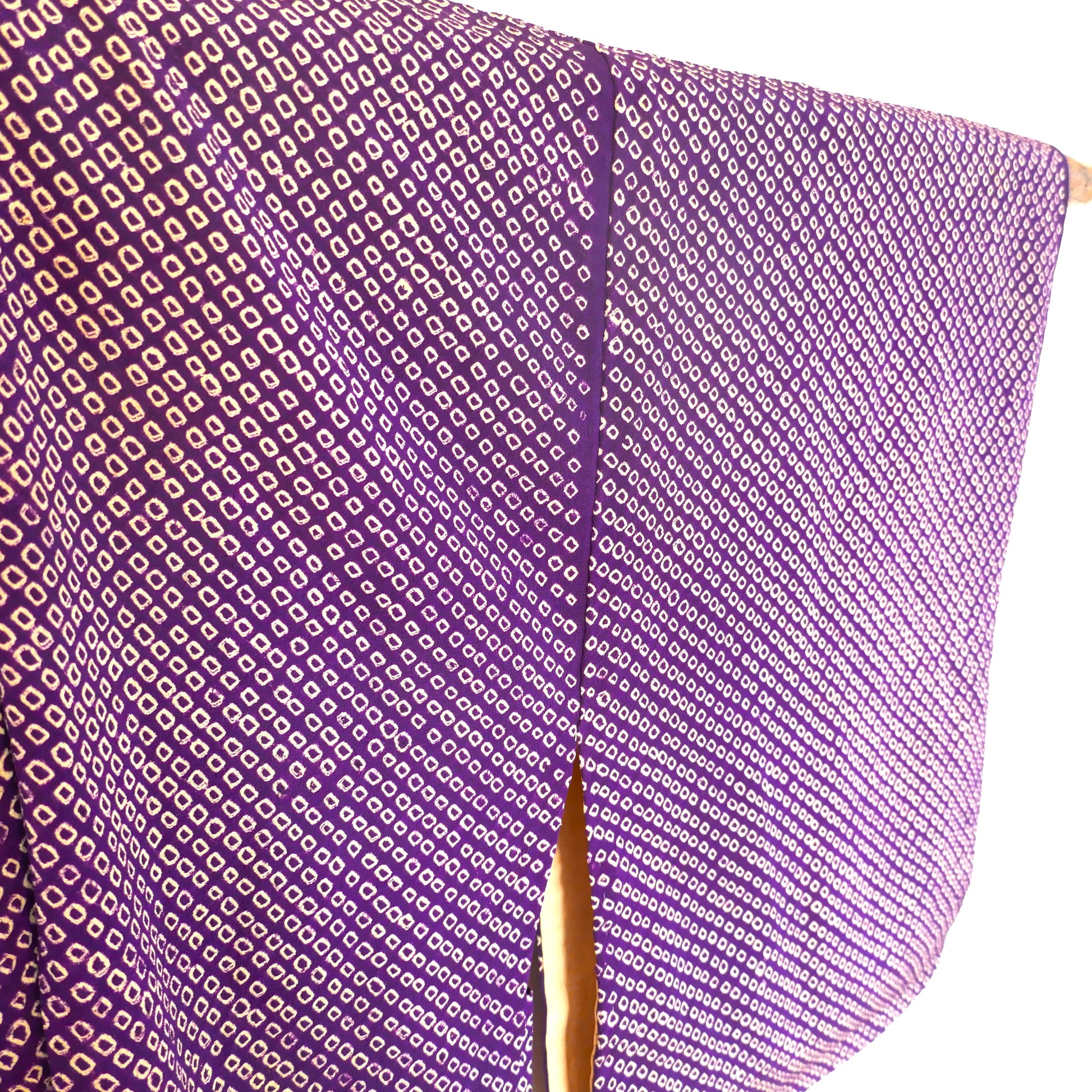 Vue latérale de la manche gauche d’un haori vintage japonais en shibori violet.