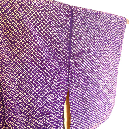 Vue latérale de la manche gauche d’un haori vintage japonais en shibori violet.