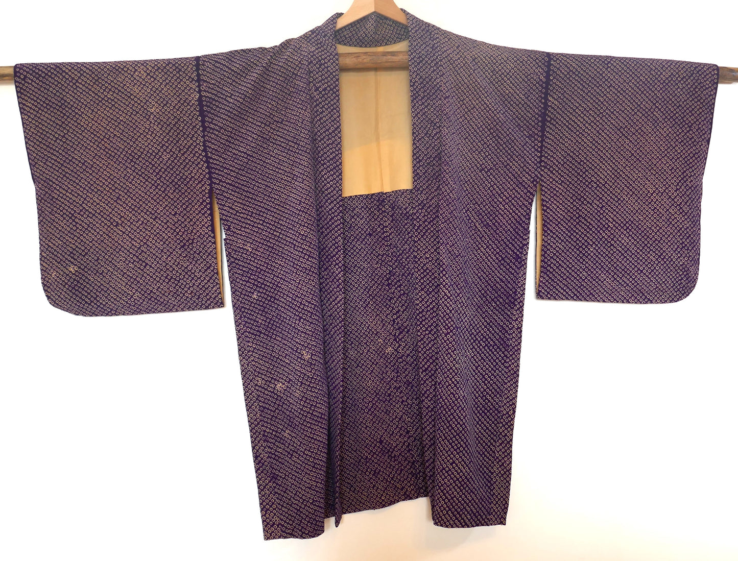 Vue frontale complète d’un haori japonais vintage en shibori violet suspendu.