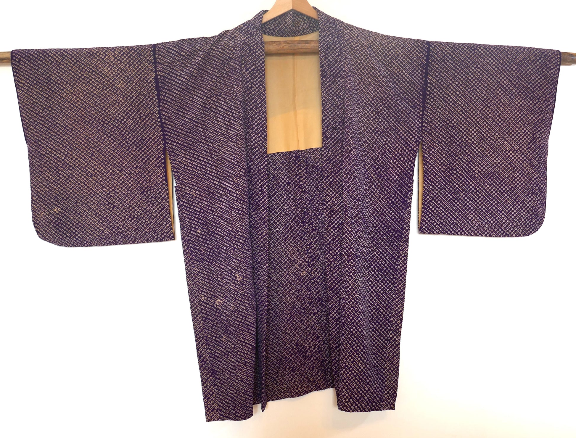 Vue frontale complète d’un haori japonais vintage en shibori violet suspendu.