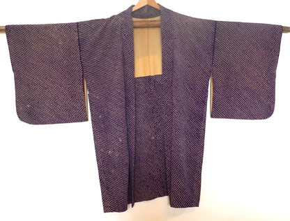 Vue frontale complète d’un haori japonais vintage en shibori violet suspendu.