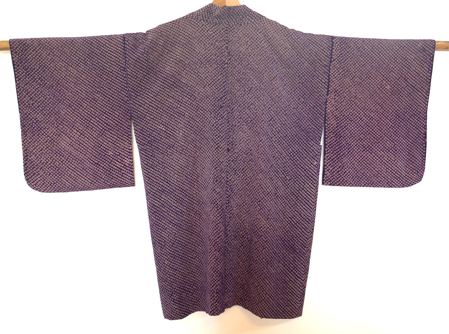 Vue arrière complète d’un haori japonais vintage en shibori violet.