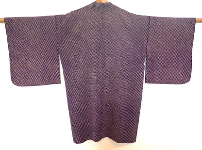 Vue arrière complète d’un haori japonais vintage en shibori violet.