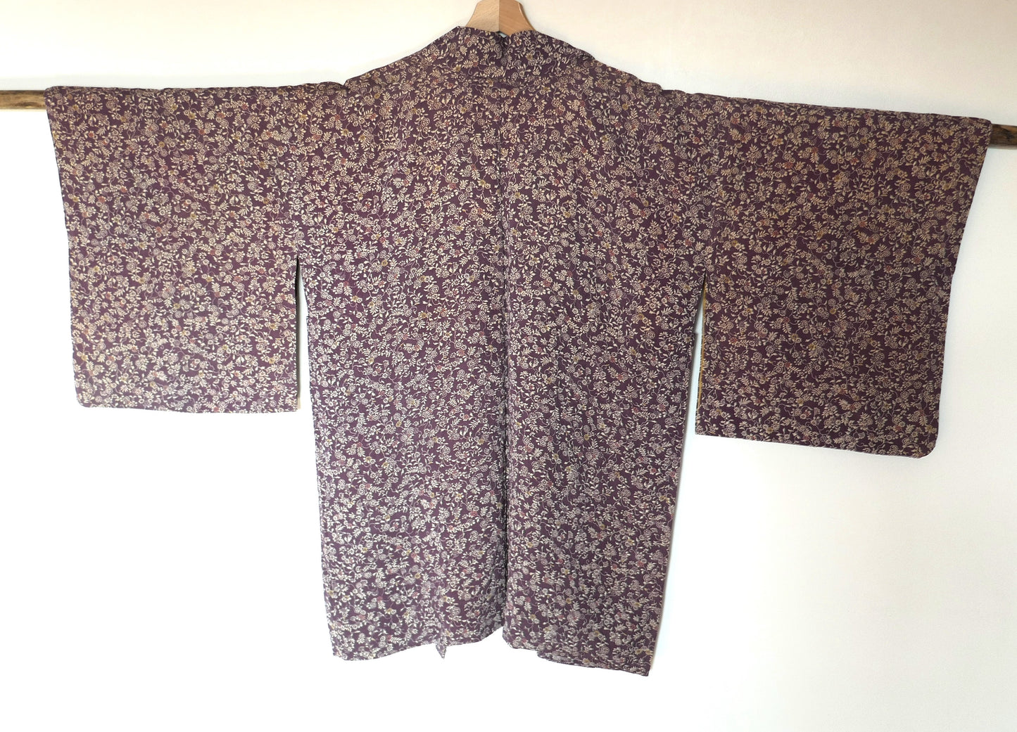 Haori vintage en soie murasaki 紫 violet prune – motifs floraux & doublure momiji
