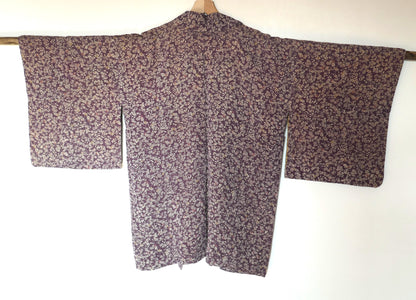 Haori vintage en soie murasaki 紫 violet prune – motifs floraux & doublure momiji