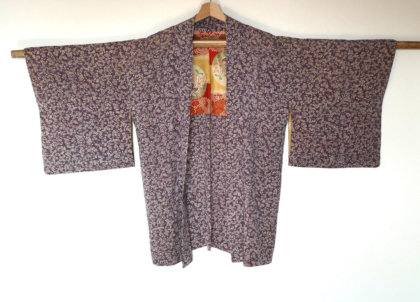 Haori vintage en soie murasaki 紫 violet prune – motifs floraux & doublure momiji