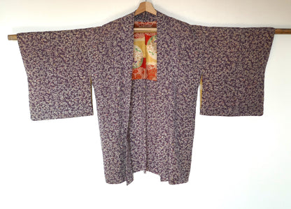 Haori vintage en soie murasaki 紫 violet prune – motifs floraux & doublure momiji