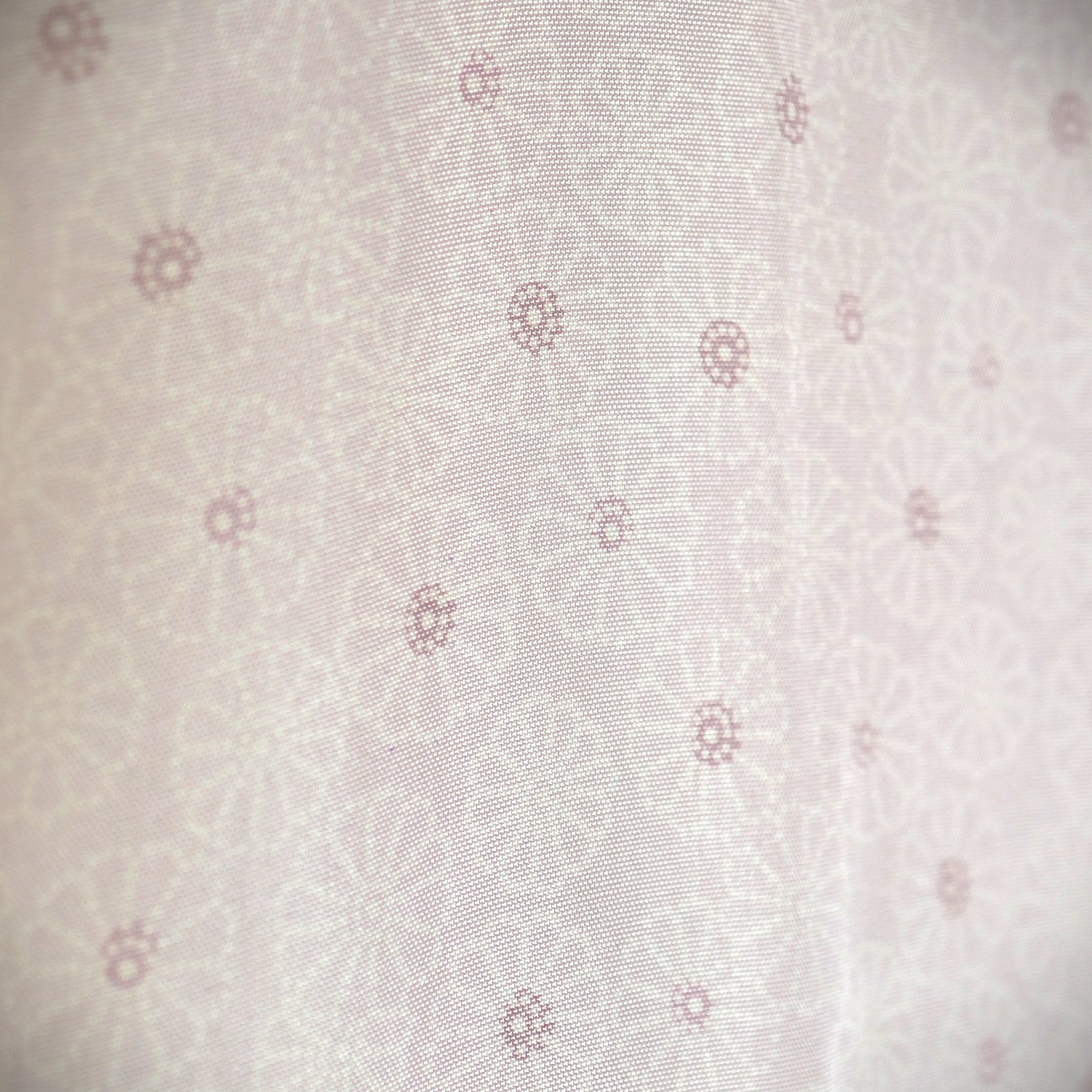 Gros plan sur la doublure intérieure du haori, en soie claire à motifs de fleurs de chrysanthèmes (kiku).