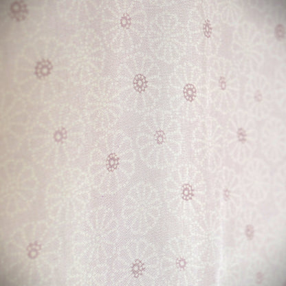 Gros plan sur la doublure intérieure du haori, en soie claire à motifs de fleurs de chrysanthèmes (kiku).